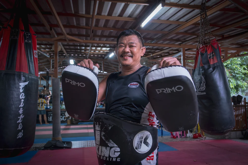 Kru Rit, senior Muay Thai trainer at Kiatphontip Bangkok