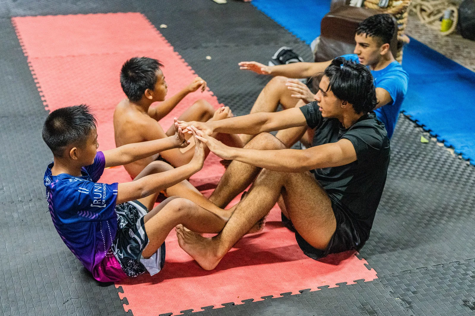 Group knee drills on the mats at Kiatphontip camp